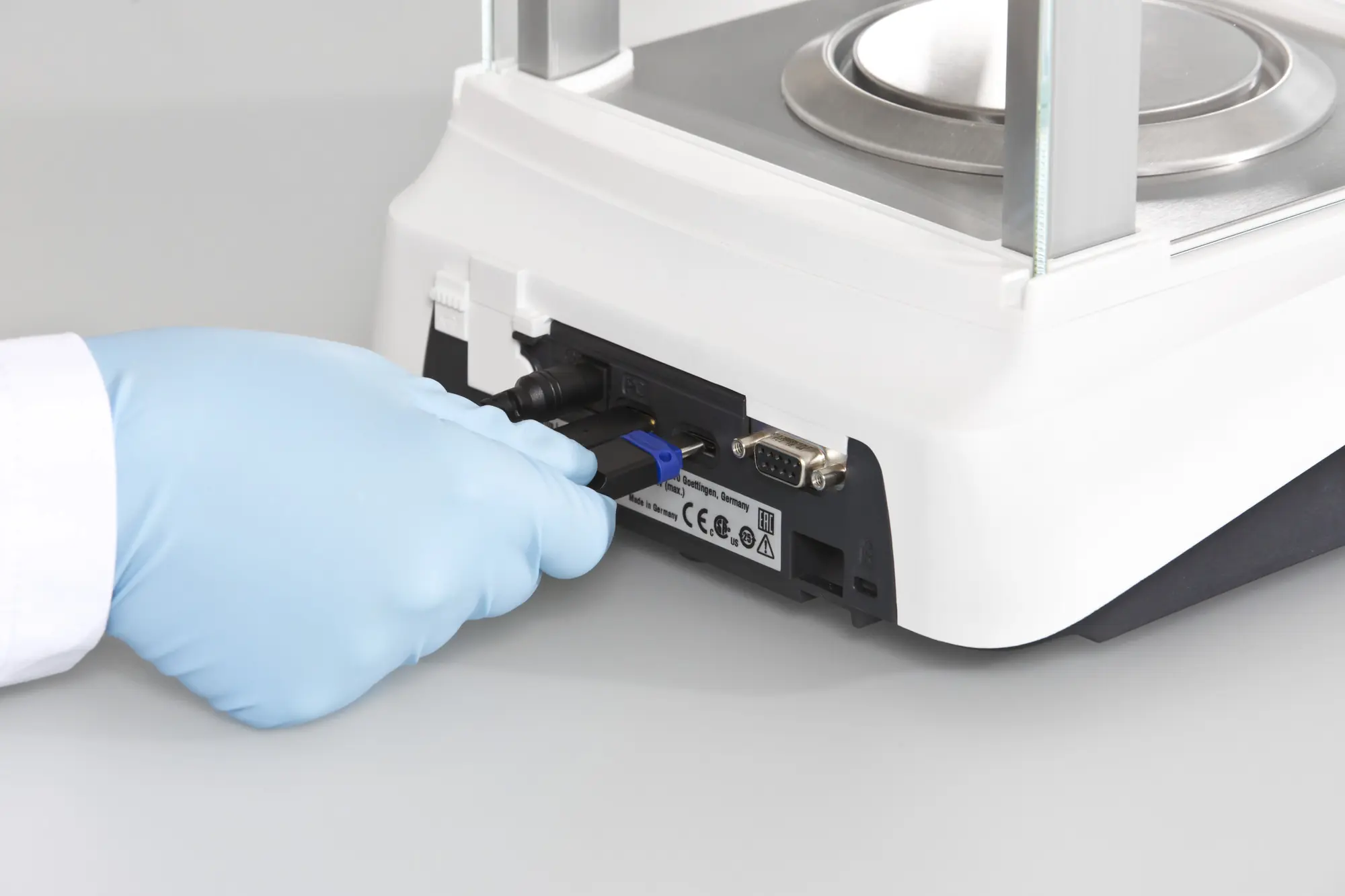 Schließen Sie Ihre Sartorius Entris II Laborwaage über passende Schnittstellen auf der Rückseite einfach an bestehende Laborprozesse an. 
Gut zu wissen: In der Advanced-Ausführung stehen Ihnen mehr Möglichkeiten zur Verfügung als bei der Essential-Variante