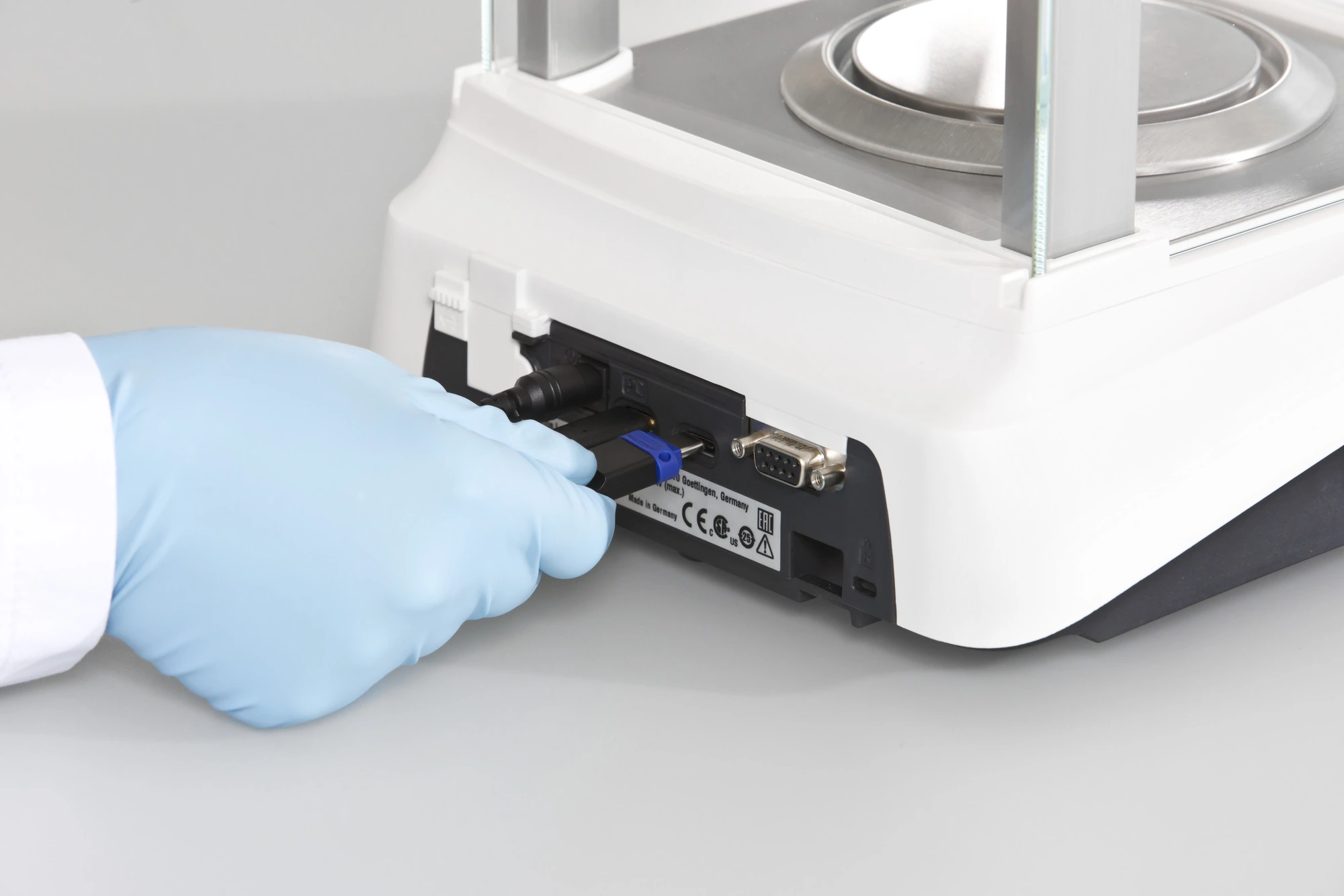 Schließen Sie Ihre Sartorius Entris II Laborwaage über passende Schnittstellen auf der Rückseite einfach an bestehende Laborprozesse an.
 Gut zu wissen: In der Advanced-Ausführung stehen Ihnen mehr Möglichkeiten zur Verfügung als bei der Essential-Variante