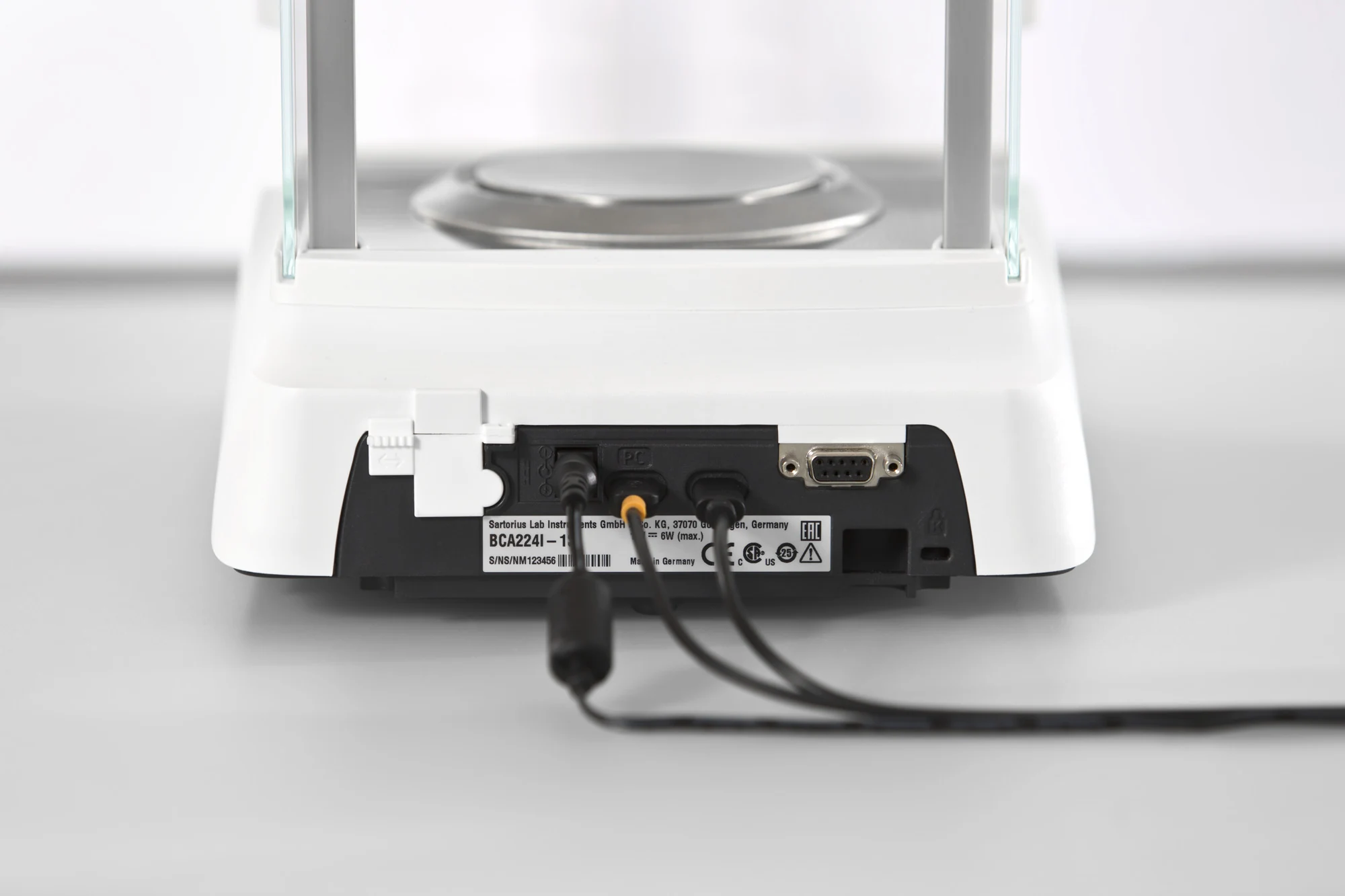 Flexibel vernetzt: Über USB-C, einen eigenen PC-Anschluss und RS232 binden Sie die Entris II Advanced in Ihre Laborumgebung ein. Das Datenkabel für den PC ist optionales Zubehör.