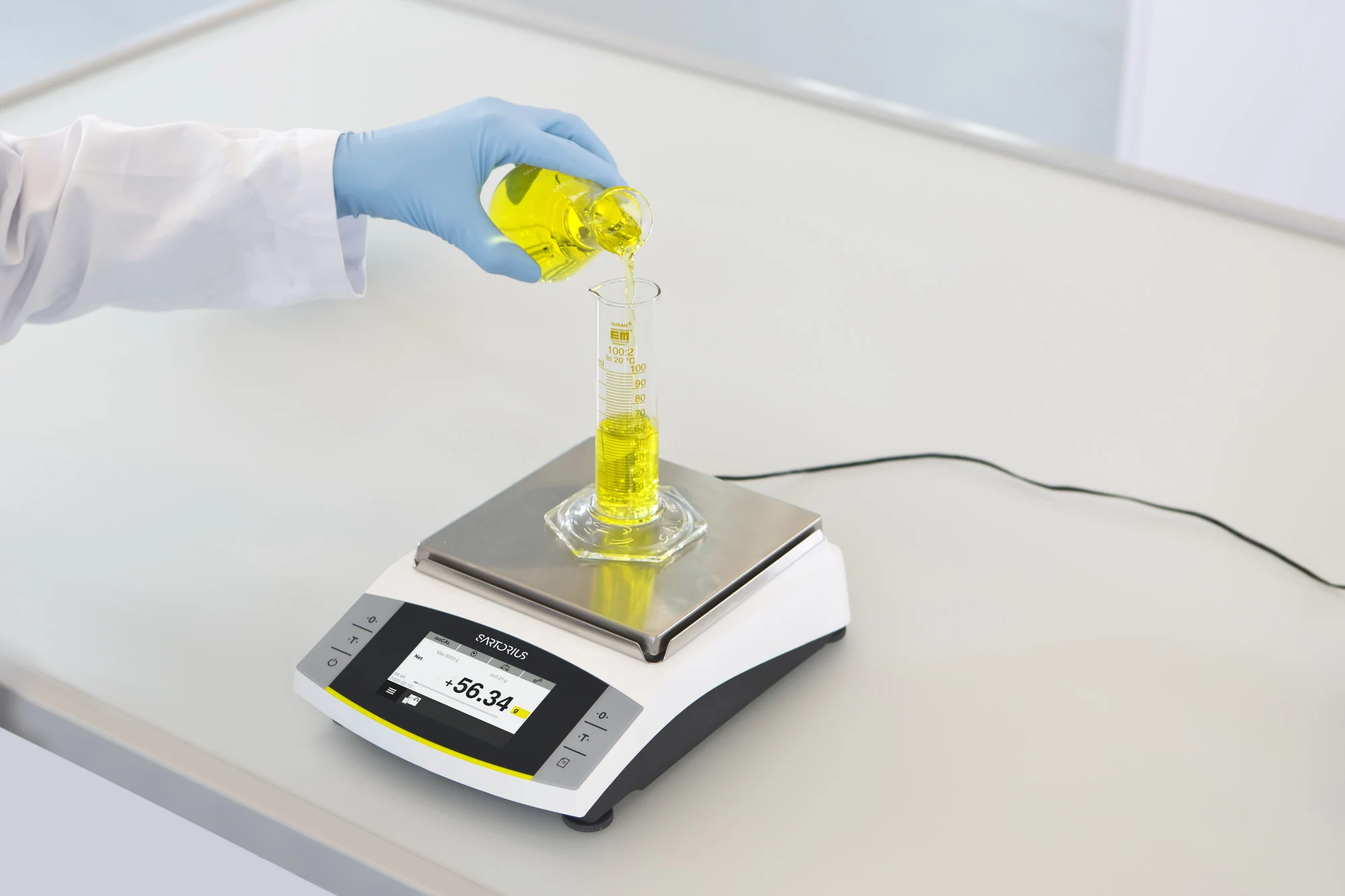 Flüssigkeiten direkt im Messzylinder einwiegen: Die Sartorius Entris II unterstützt Sie bei den täglichen Aufgaben im Labor.