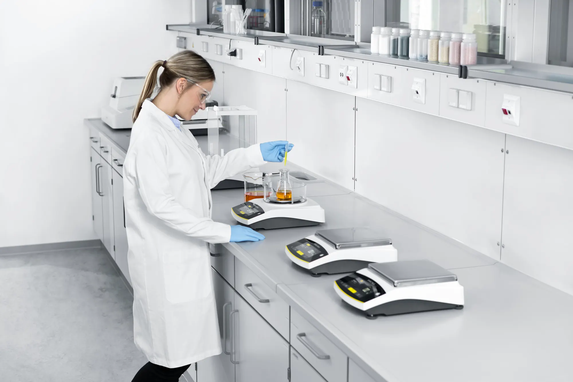 Für viele Aufgaben im Labor: Auch beim Pipettieren kleiner Mengen zeigt Ihnen die Sartorius Entris II das Wägeergebnis übersichtlich an.