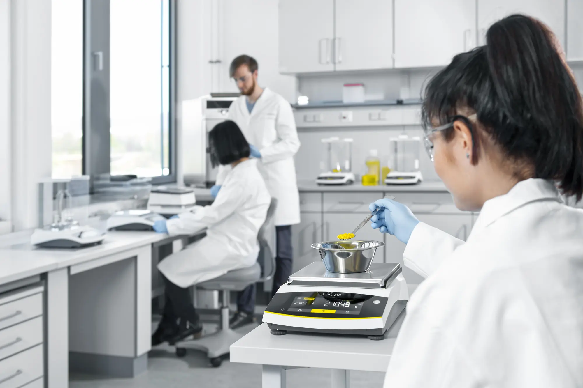 Schritt für Schritt einwiegen: Mit der Sartorius Entris II geben Sie Ihre Probe löffelweise zu und behalten das Wägeergebnis im Blick.