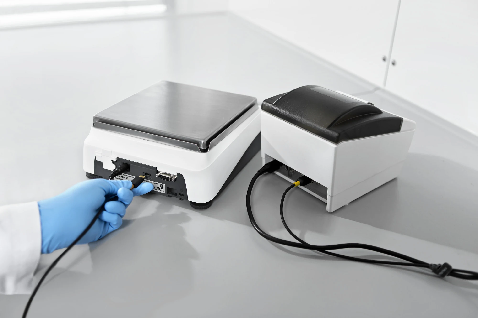 Einfach in Laborprozesse integrieren: Über USB-C und RS232 auf der Rückseite schließen Sie externe Geräte an, etwa den optionalen Sartorius YDP40 Drucker samt Datenkabel.